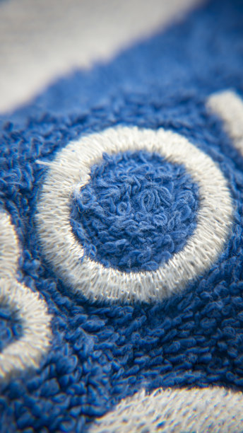 字母O绣在蓝毛巾上，用白线图片下载
