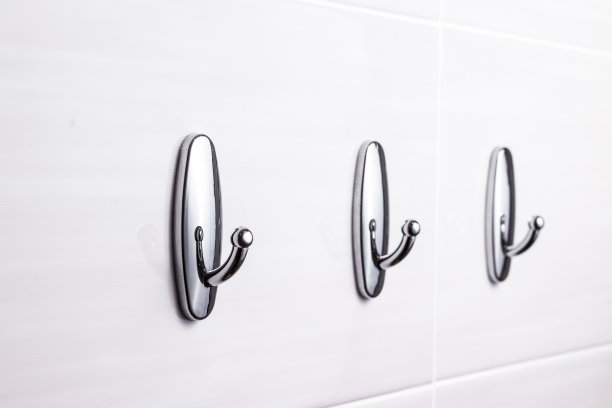 墙上有三个钩子。有选择性的重点。图片下载