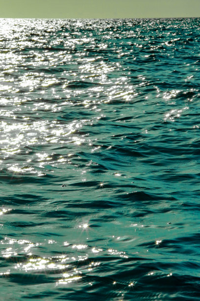 涟漪和阳光反射的海洋图片下载