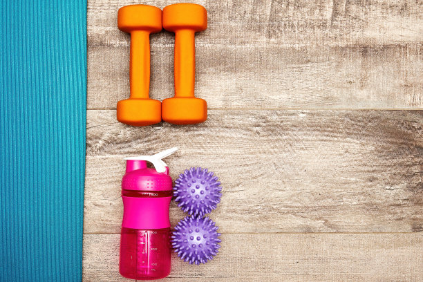 一套健身器，包括哑铃、球、瓶子、地板运动垫图片下载