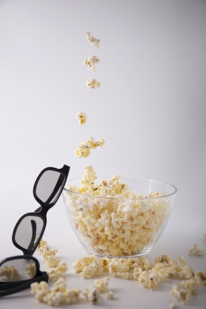 电影用品，3D眼镜和爆米花在杯子里图片下载