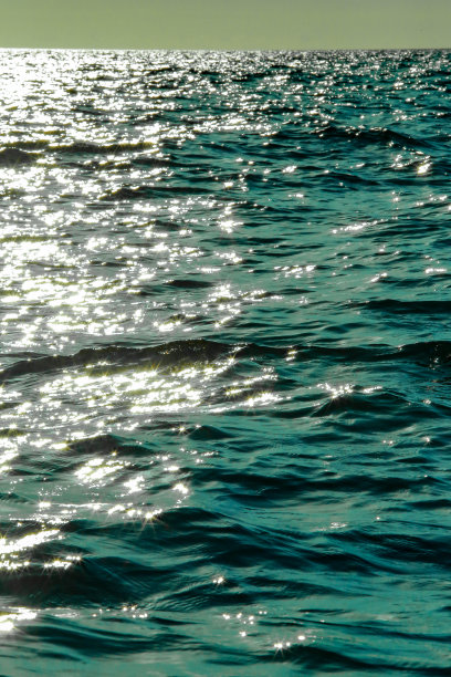 涟漪和阳光反射的海洋图片下载