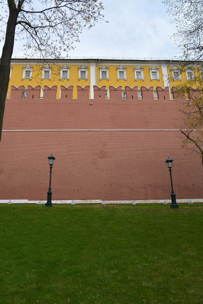 用红漆涂的旧砖墙。图片下载