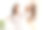 深色头发的女人在浴室里用吹风机吹干和造型头发图片下载