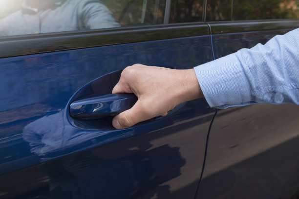男人的手打开了蓝色汽车的前车门图片下载