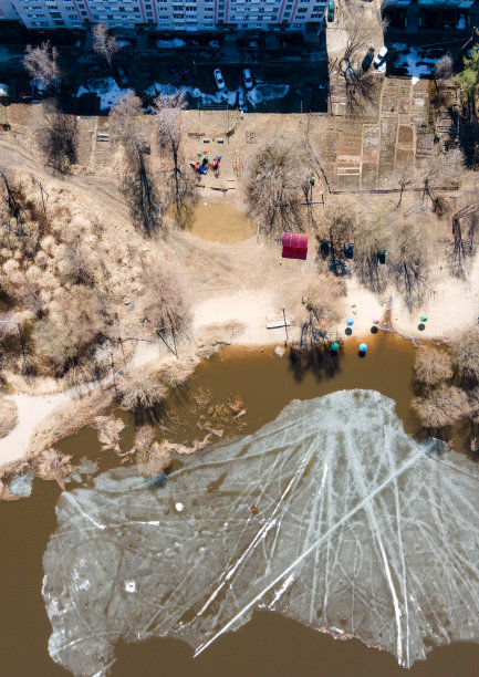 在阳光明媚的日子里，河岸上的城镇游憩区，鸟瞰图图片下载