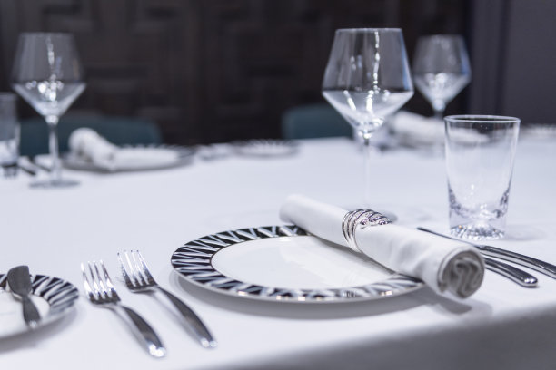 餐厅的餐桌、座位和餐具图片下载