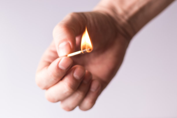 手中燃烧的火柴，火焰之火。图片下载