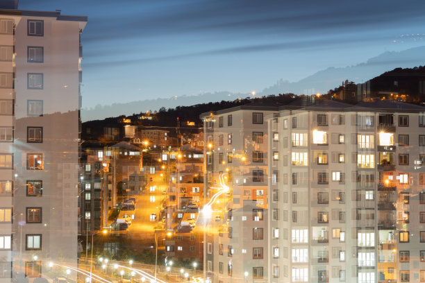 城市的夜景与壮观的灯光效果创造了长时间曝光和相机抖动图片下载