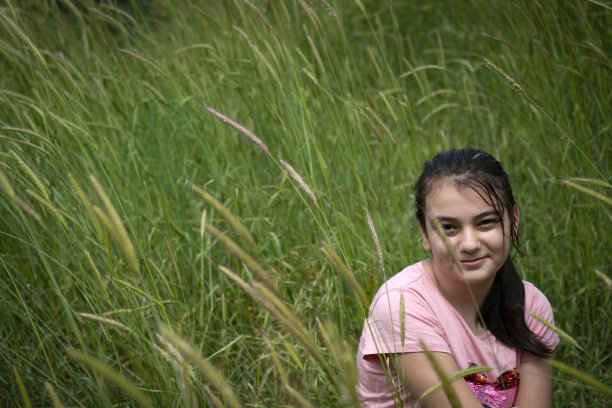 土耳其少女在大自然中图片下载