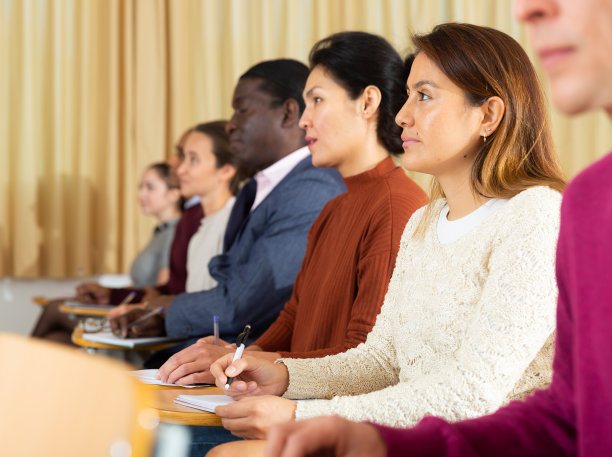 学生小组在课堂上讲课的侧视图图片下载