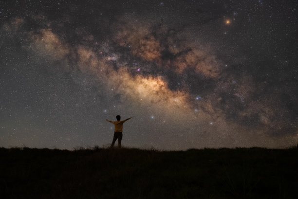 美王萨恩大坝的银河图片下载