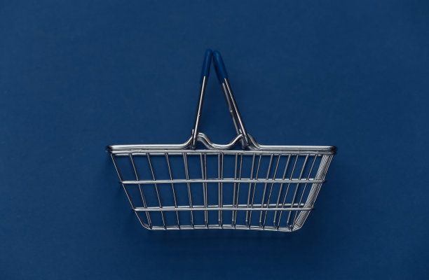 经典蓝色背景上的购物篮。颜色2020。图片下载