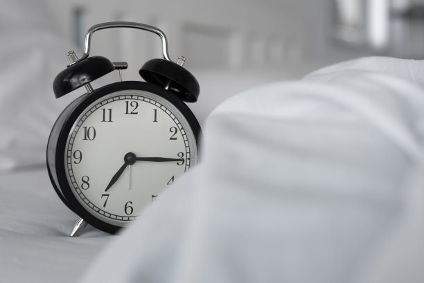 床上的闹钟图片下载