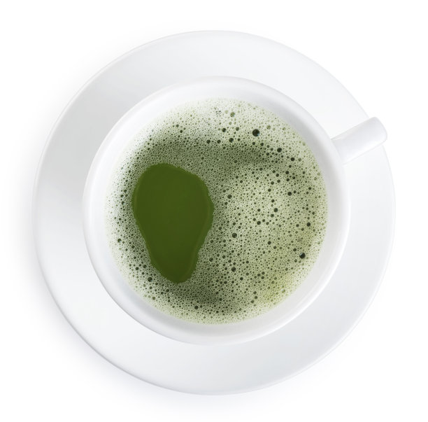 绿茶抹茶在一个杯子孤立在白色的背景。图片下载