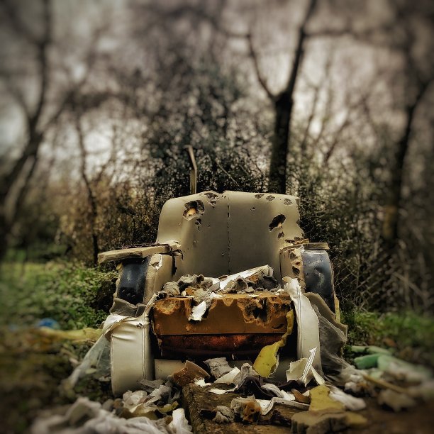 大自然中被遗弃的扶手椅和路边的垃圾图片下载