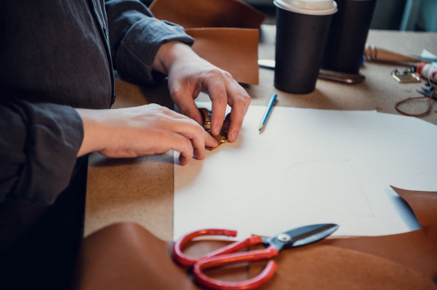没有脸的照片，是一个鞋匠用一块皮革做扣环的照片。买一双男皮鞋图片下载