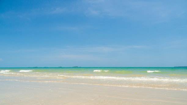 海滩上蓝色的大海图片下载