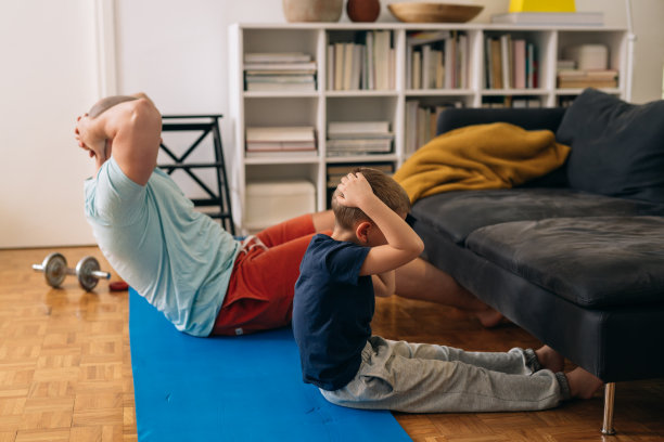 父亲和儿子在家里图片下载