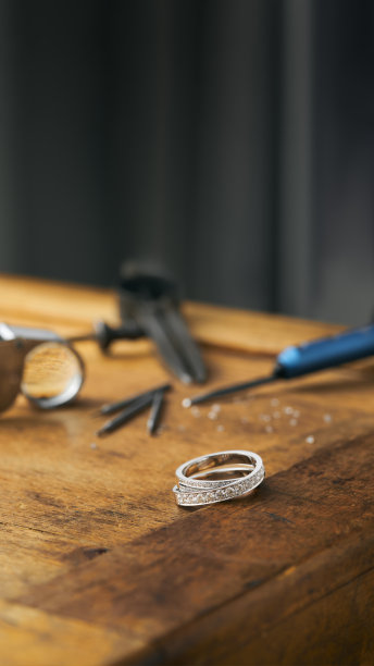 垂直照片的珠宝商雕刻工具和金戒指图片下载