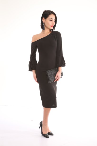 美丽的女人在白色的背景下穿着黑色的晚礼服图片下载