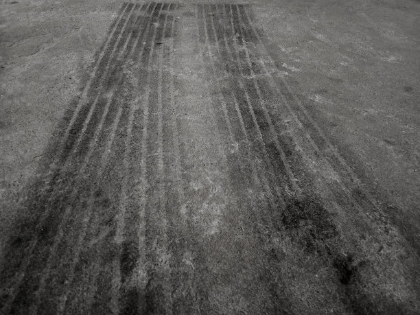 仔细观察水泥地板上的黑色轮胎印。图片下载