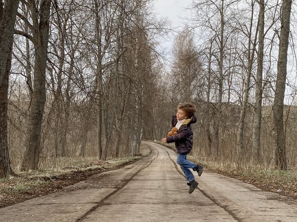 小男孩和泰迪在森林通行证图片下载