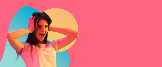 美丽的年轻女孩微笑孤立在五颜六色的背景霓虹灯。摩天观景轮图片下载