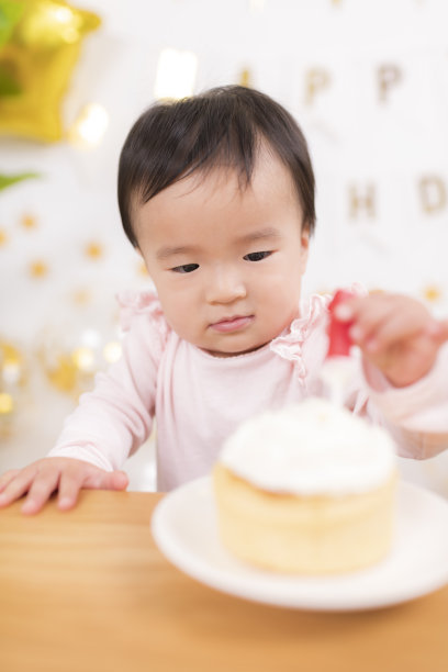 小女孩庆祝生日，在家里开生日派对。图片下载