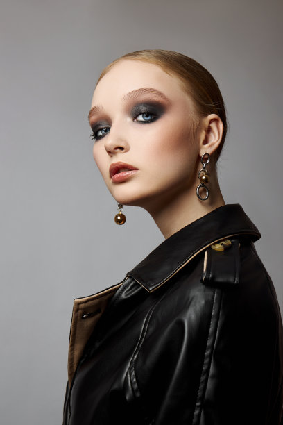 美丽时尚年轻女子风衣，专业化妆少女。白色背景上的女人肖像。在雨天穿春装图片下载