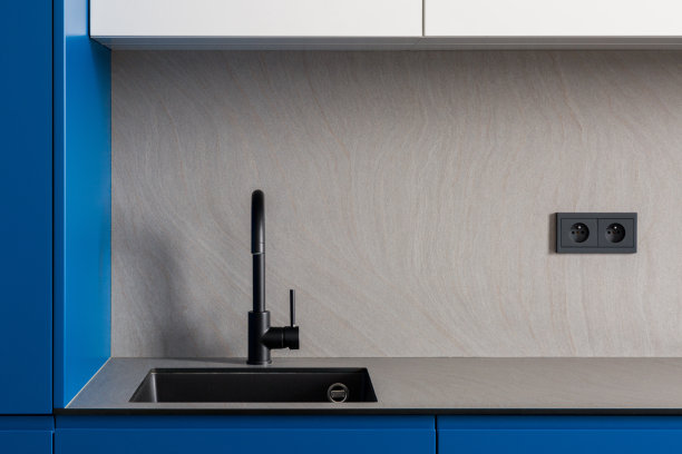 现代厨房的水槽图片下载