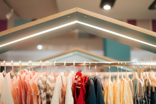 儿童时装店衣架上挂的衣服图片下载