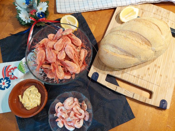 煮虾和美味面包图片下载