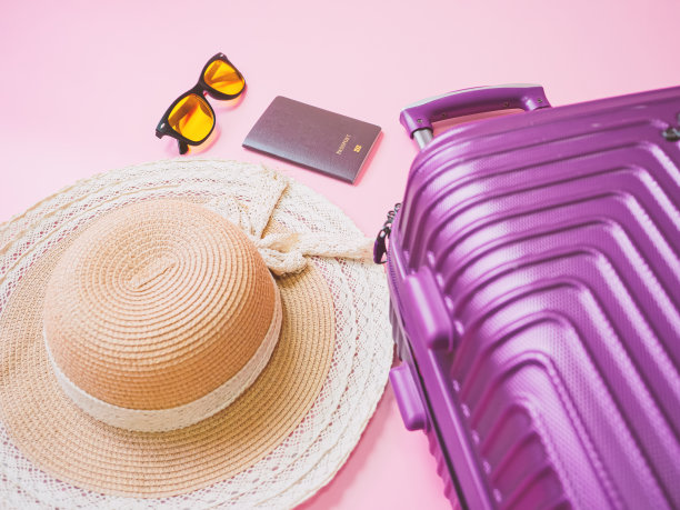 夏季旅游概念从旅行者配件粉红色的背景。图片下载