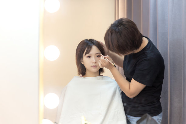 新娘正在化妆图片下载