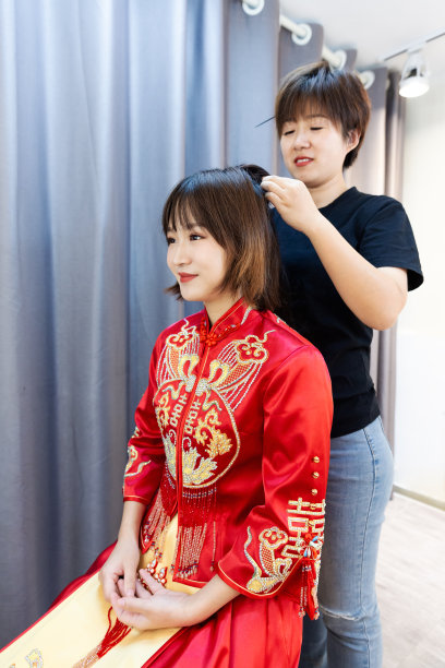 新娘正在化妆图片下载