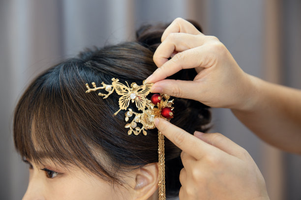 新娘正在化妆图片下载