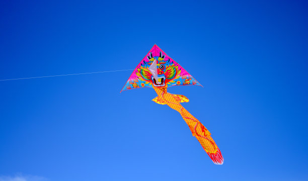 一只风筝在蓝天上飞得很高图片下载