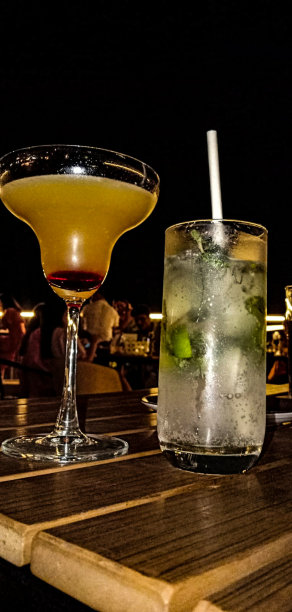 无酒精鸡尾酒和莫吉托图片下载