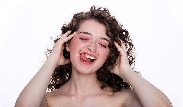 美丽的女人伸出舌头手牵手。深色头发，长长的卷发和干净清新的皮肤在白色的背景，疯狂图片下载