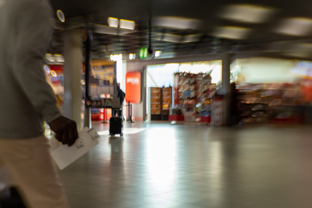 在一个主要国际机场的候机楼内走动的乘客。用Lensbaby刻意模糊效果图片下载