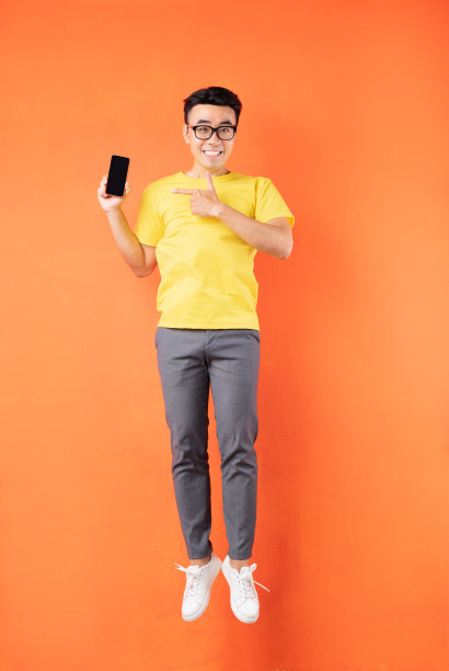 背景上有个男人在跳图片下载