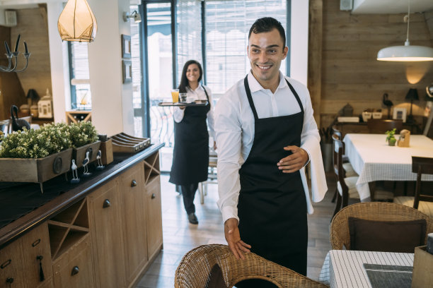 自信的服务员在餐厅欢迎顾客图片下载