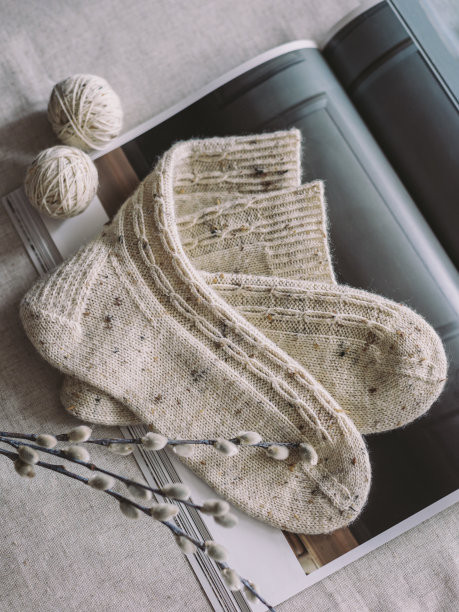用毛线球和柳枝手工编织袜子。手工制作和hygge慢生活的概念。图片下载