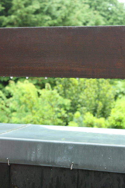 雨点落在公寓阳台上图片下载