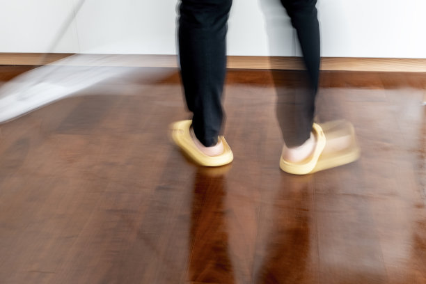 一个妇女在家里用拖把拖地的动态效果图片下载