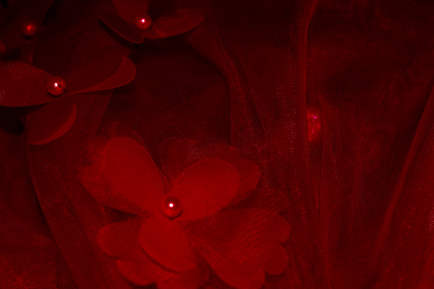 黑色的红色缎子，黑色的织物纹理豪华闪亮，抽象的丝绸布背景与图案，柔和的波浪模糊美丽。图片下载