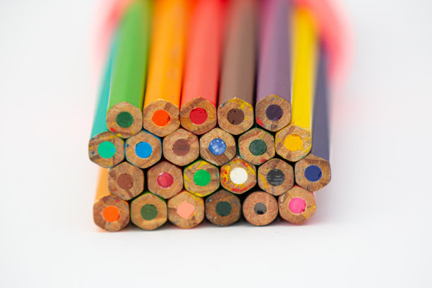 桌上的蜡笔又漂亮又鲜艳。图片下载