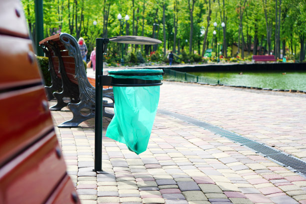 城市公园里优雅的垃圾桶和垃圾袋。图片下载