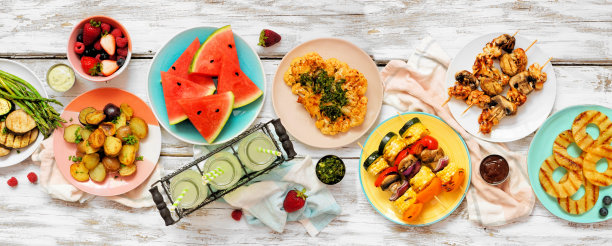 素食夏天烧烤或野餐的桌子场景在一个白色的木头横幅背景图片下载